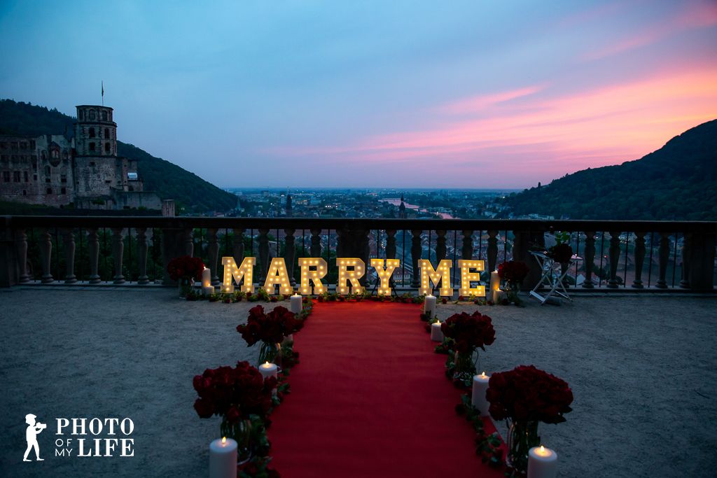 Hollywood Dream – MARRY ME Buchstaben am Heidelberg Schloss bei Sonnenuntergang