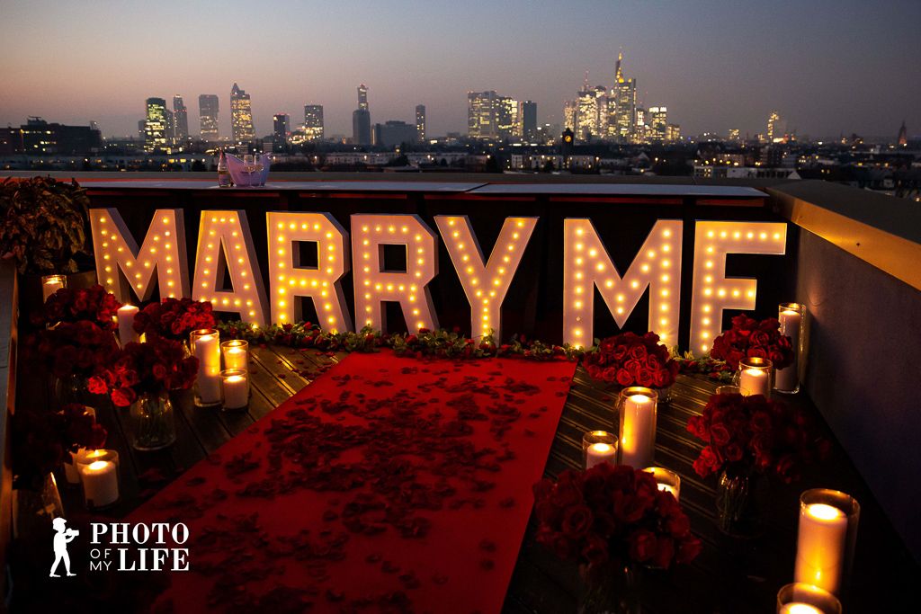 Hollywood Dream XXL – Riesige MARRY ME Buchstaben auf Rooftop mit Frankfurt Skyline