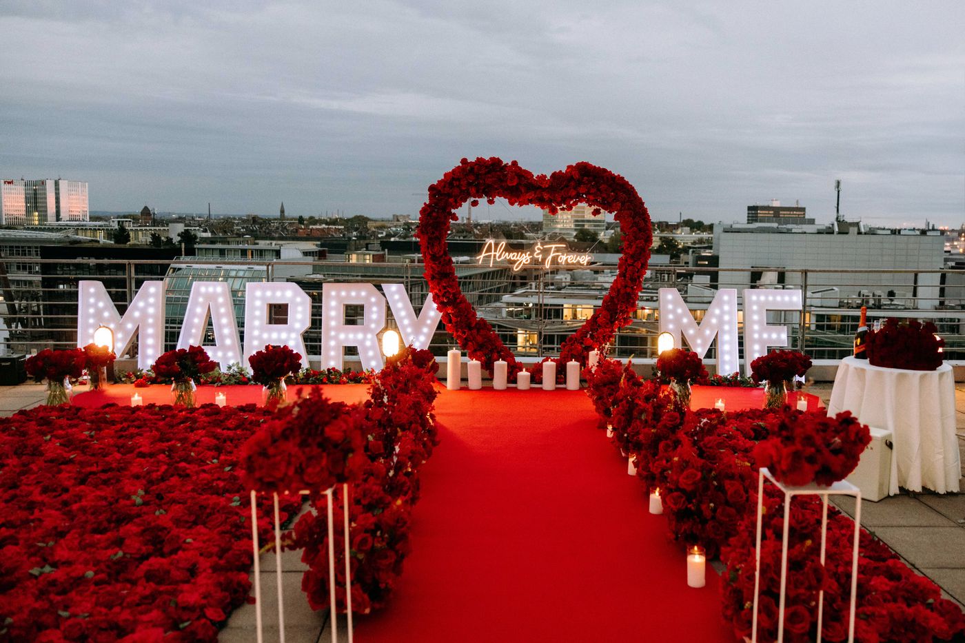 Heaven on Earth – MARRY ME Letters mit rotem Rosenherz auf Rooftop