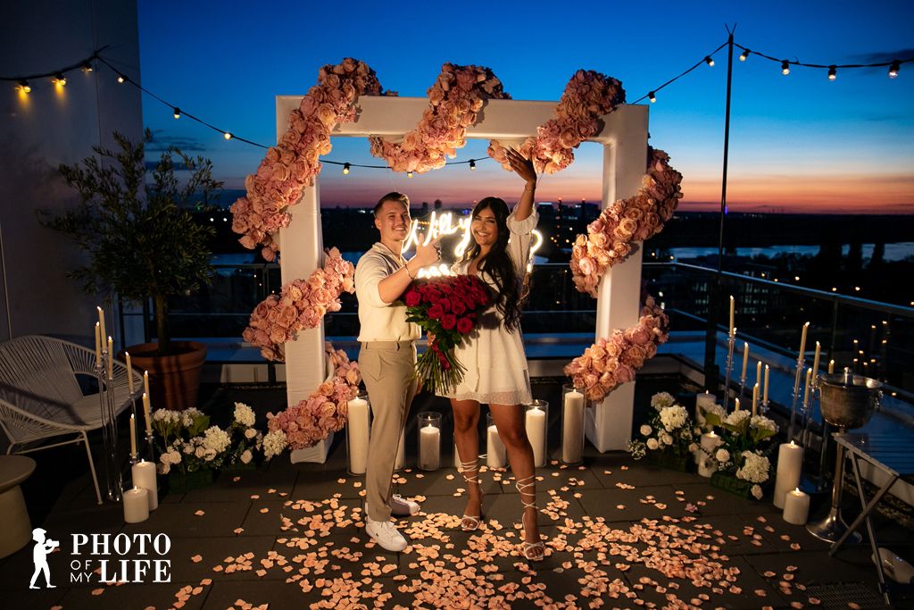 Temple of Love – Kniefall im rosafarbenen Herzrahmen mit Feuerwerk bei Sonnenuntergang