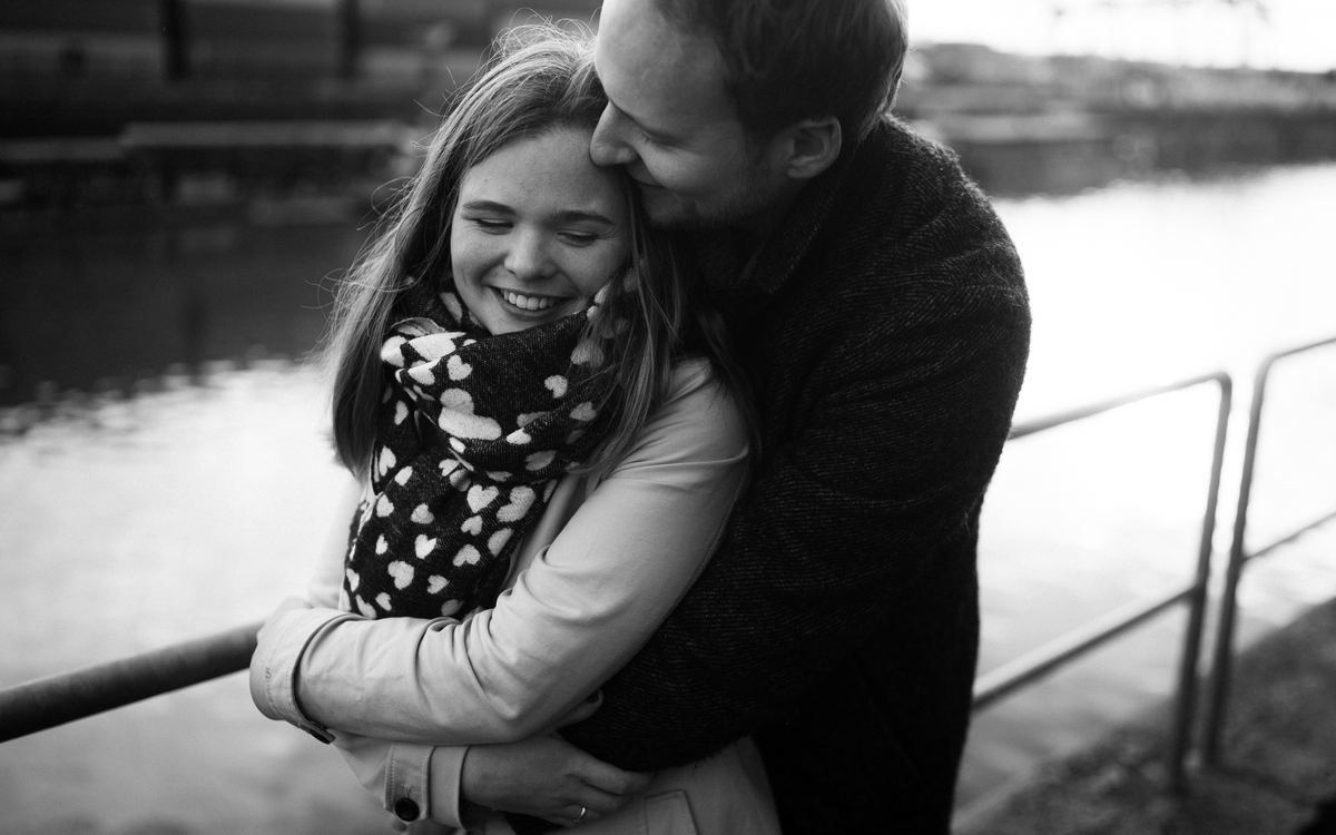 Erik und Julia am Wasser – Hochzeitsfotografen und Heiratsantragsplaner