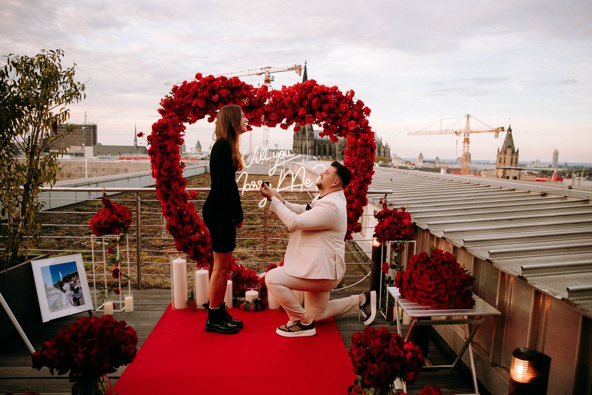 Heiratsantrag Frankfurt historischer Pavillon weißes Blumenherz Park