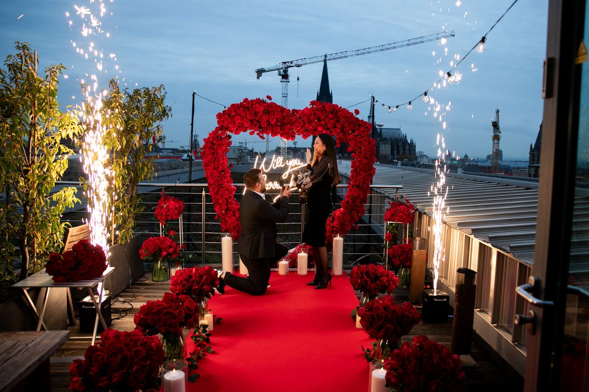 Heiratsantrag Köln Kölner Dom Rooftop rotes Rosen-Herz Feuerwerk
