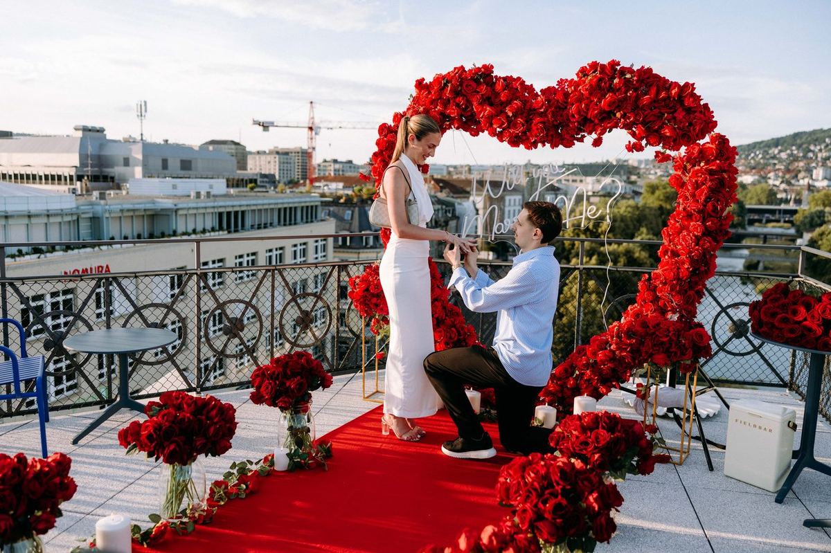 Heiratsantrag Zürich – Rooftop Kniefall mit rotem Rosen-Herz