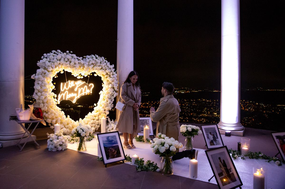 Heiratsantrag Frankfurt Maintower Pavillon weißes Herz Nacht