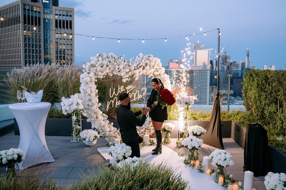 Heiratsantrag Frankfurt Rooftop weißes Herz Feuerwerk Kniefall