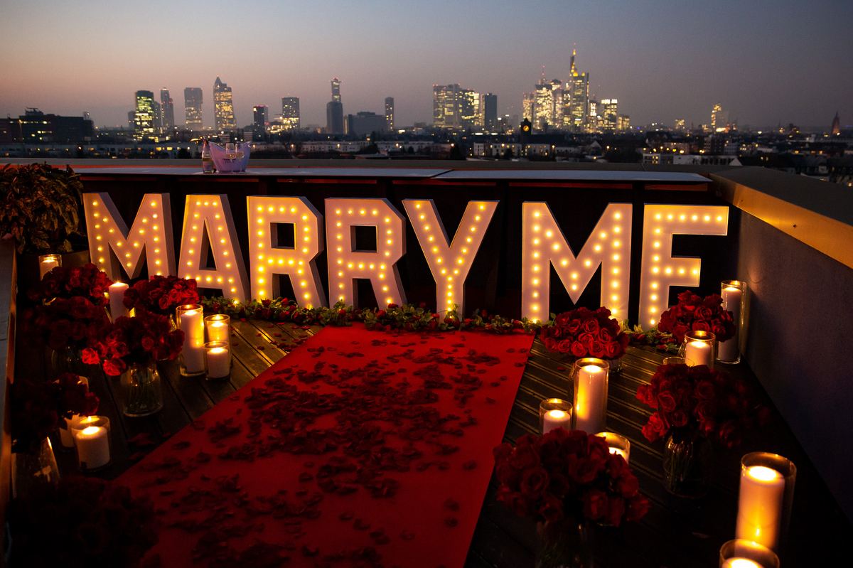 Heiratsantrag Frankfurt Skyline Rooftop Marry Me Buchstaben bei Nacht