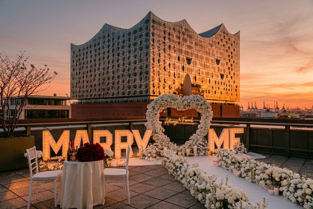 Heiratsantrag Hamburg Elbphilharmonie Marry Me Buchstaben goldener Sonnenuntergang