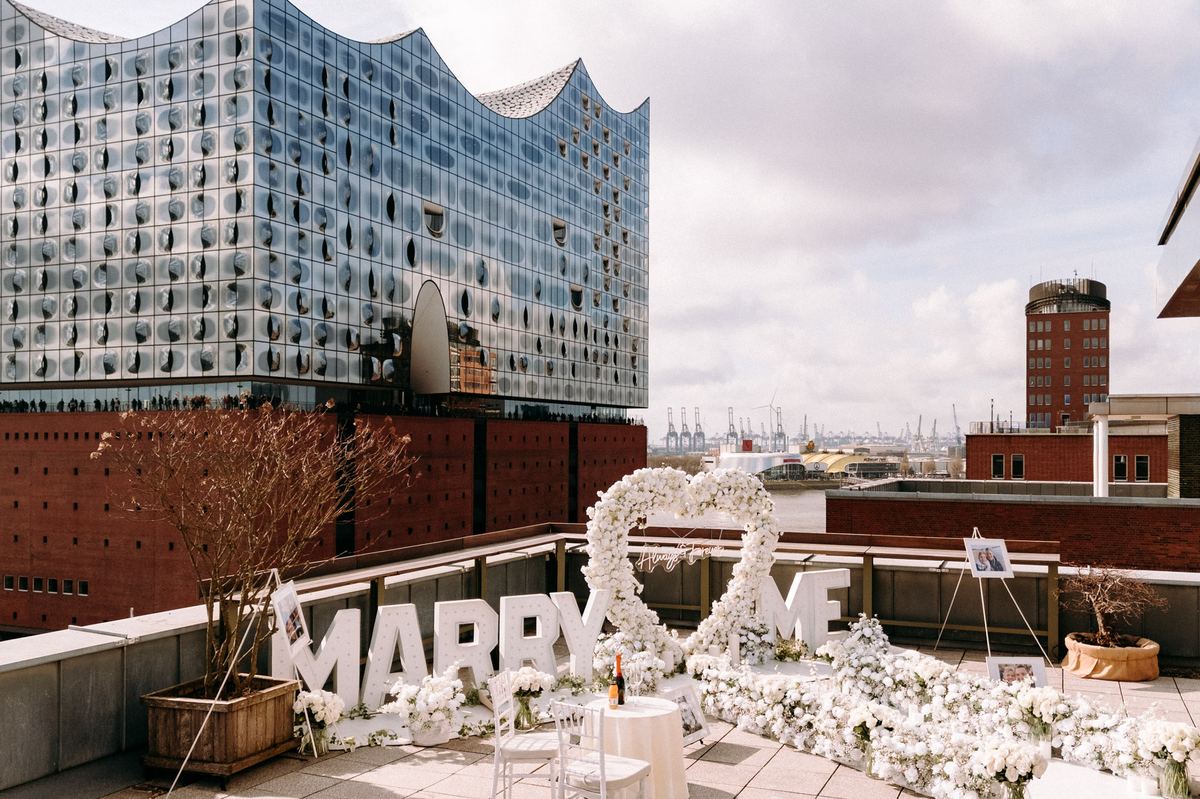 Heiratsantrag Hamburg Elbphilharmonie Marry Me weißes Herz Tag