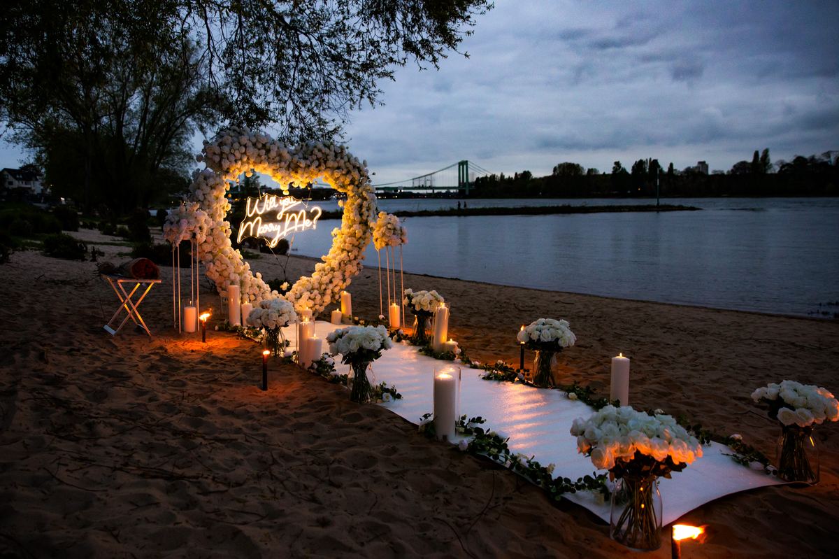 Heiratsantrag Köln Rhein Strand weißes Herz Nacht Rheinbrücke