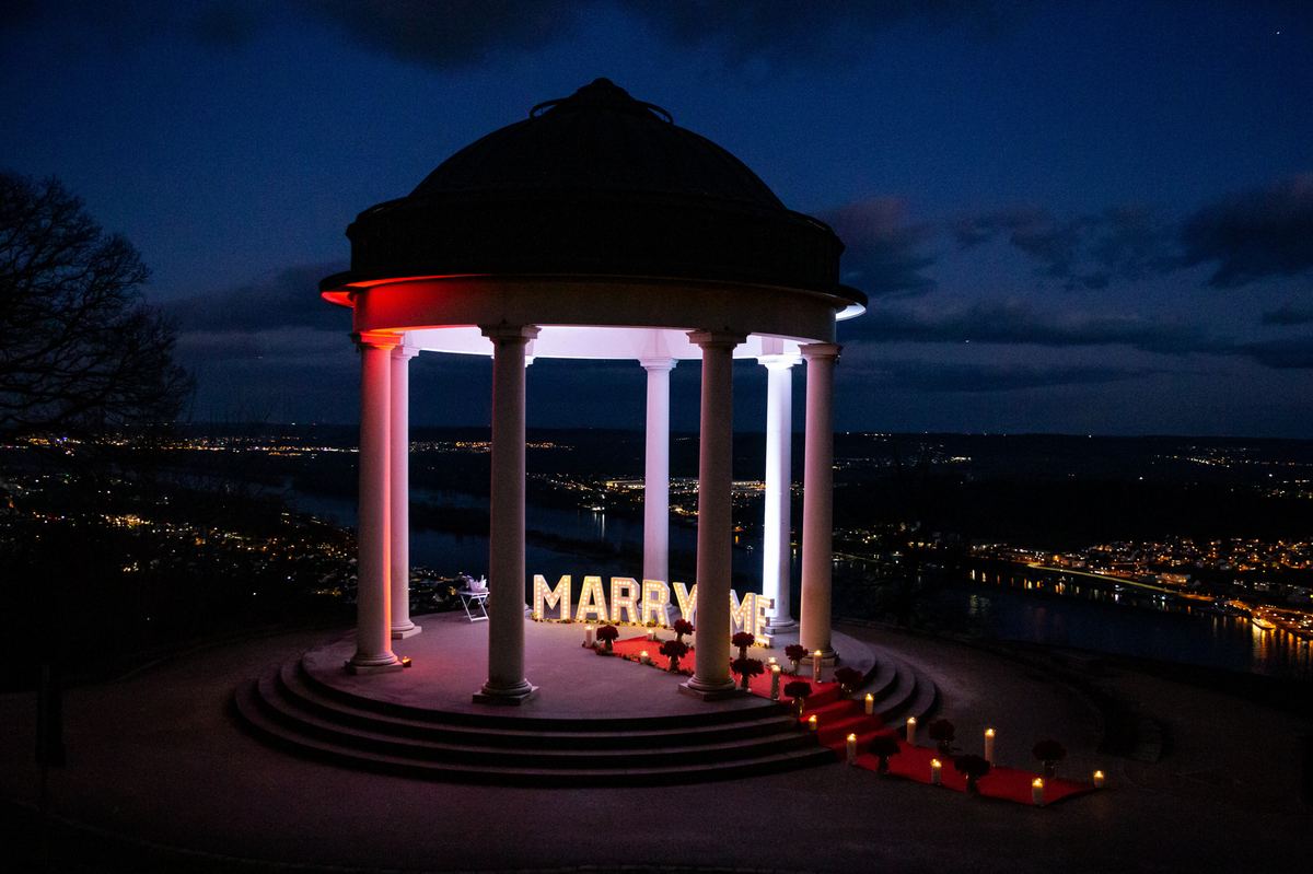 Heiratsantrag Niederwaldtempel Nacht Marry Me Buchstaben beleuchtet